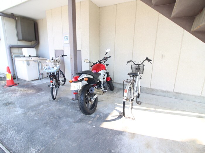 物件外観写真3　(駐輪場)