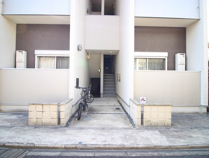 物件外観写真3　(エントランス部分)