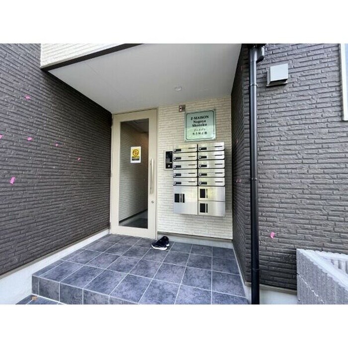 物件外観写真4　(エントランス部分)