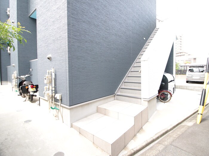 物件外観写真2　(エントランス部分)