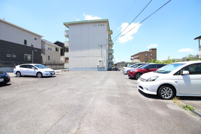 物件外観写真4　(駐車場)