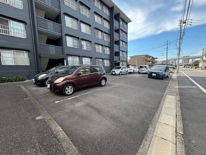 物件外観写真4　(駐車場)