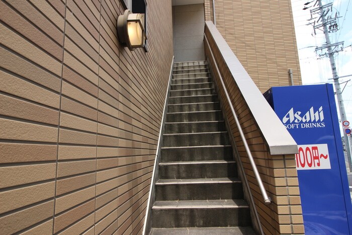 物件外観写真2　(エントランス部分)