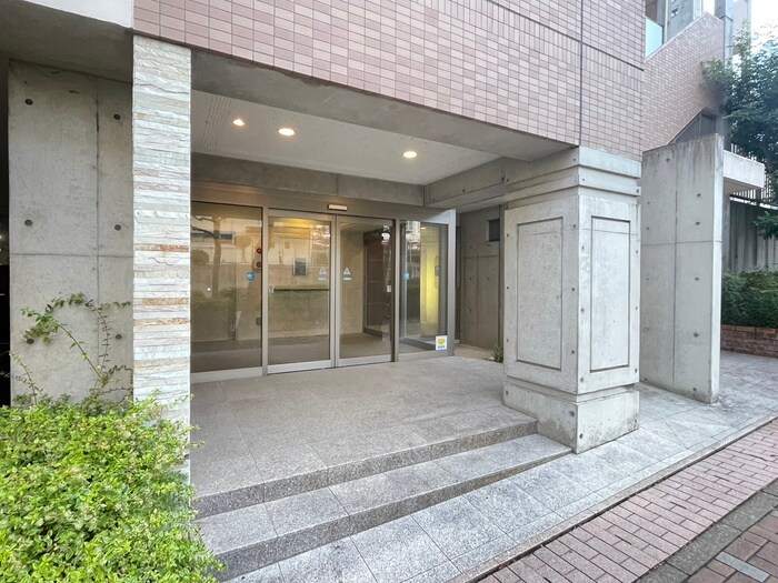 物件外観写真2　(エントランス部分)