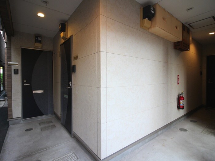 物件外観写真2　(エントランス部分)