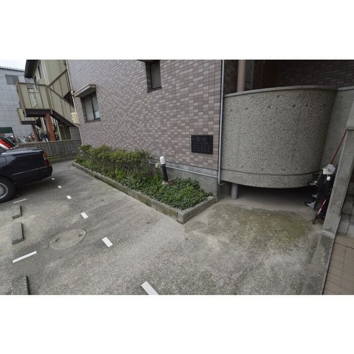 物件外観写真3　(駐車場)