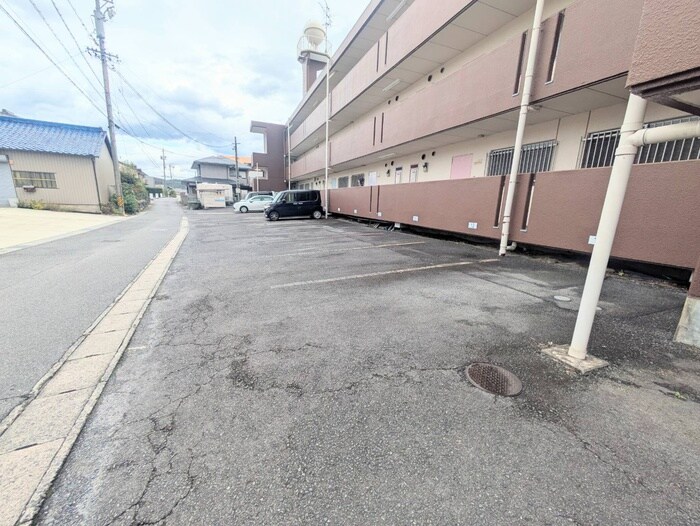 物件外観写真4　(駐車場)
