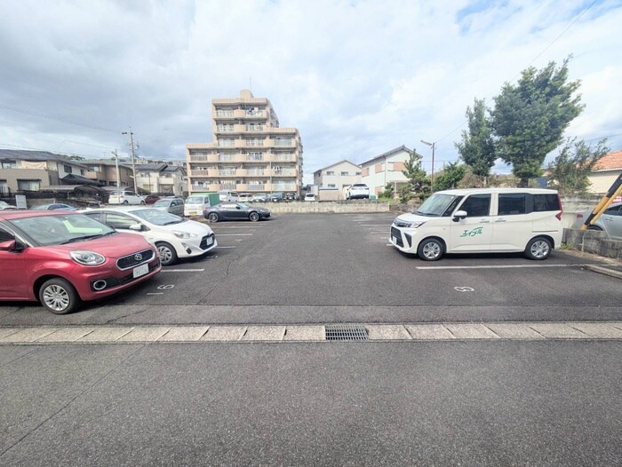 物件外観写真5　(駐車場)