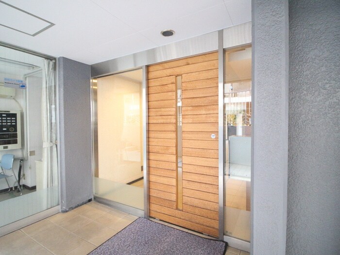 物件外観写真3　(エントランス部分)