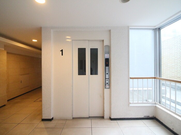 物件外観写真6　(エントランス部分)