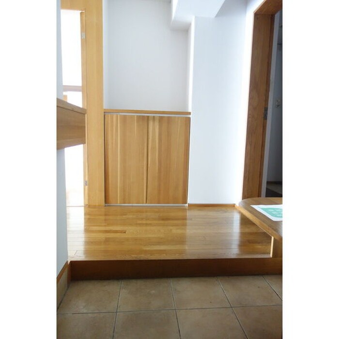 物件内観写真13　(玄関)