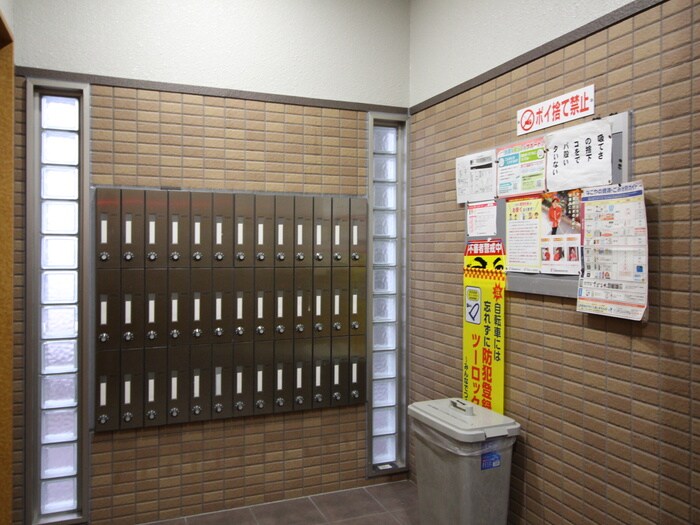 物件外観写真6　(エントランス部分)