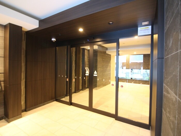 物件外観写真3　(エントランス部分)