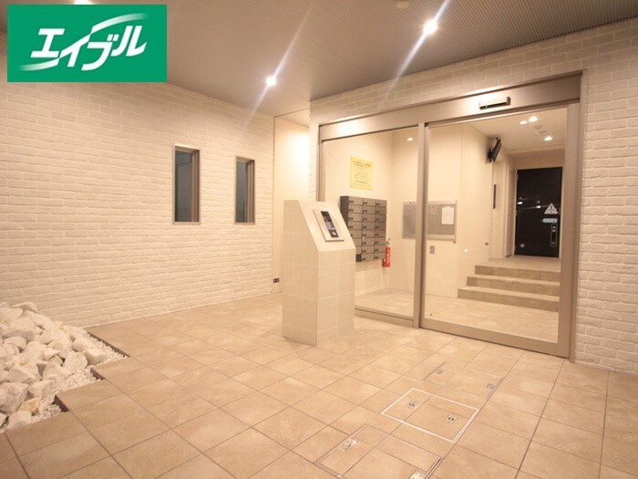 物件外観写真3　(エントランス部分)