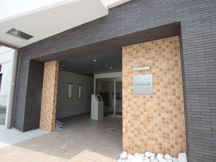 物件外観写真6　(エントランス部分)