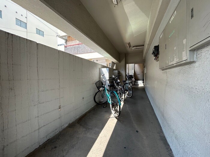 物件外観写真4　(駐輪場)