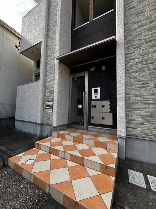 物件外観写真2　(エントランス部分)