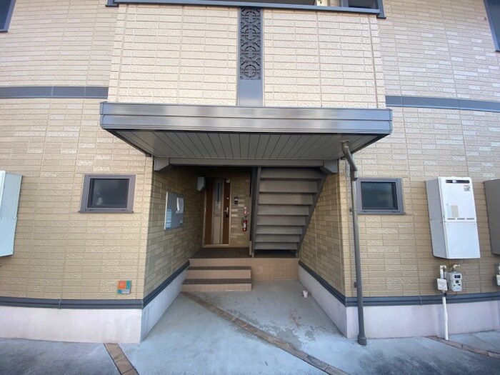 物件外観写真4　(エントランス部分)