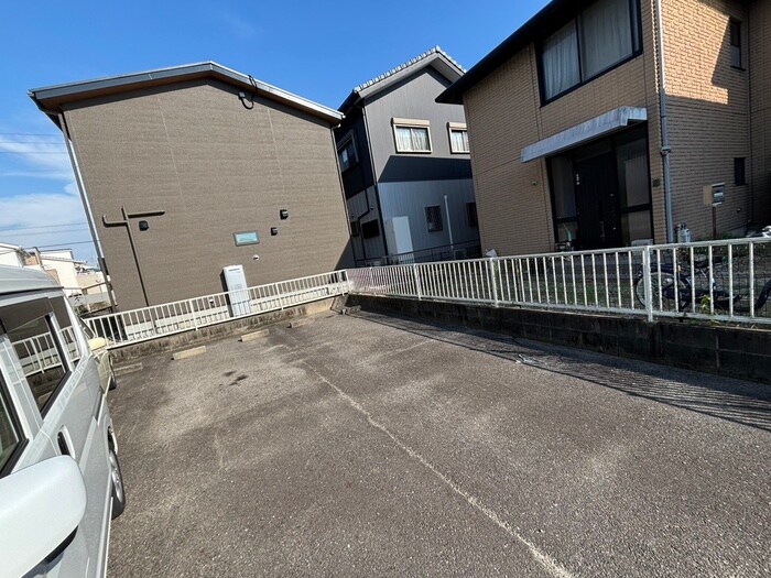 物件外観写真3　(駐車場)