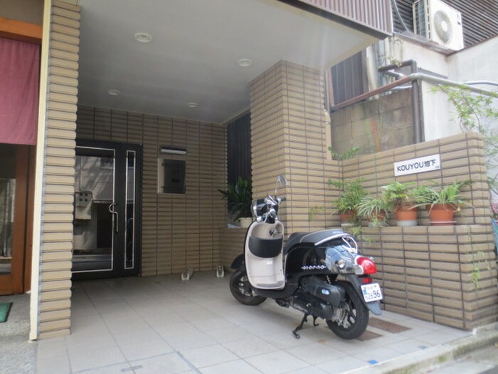 物件外観写真3　(エントランス部分)