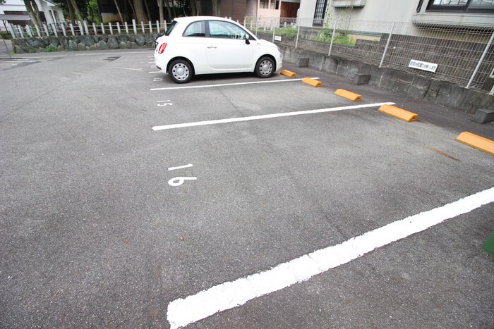 物件外観写真6　(駐車場)