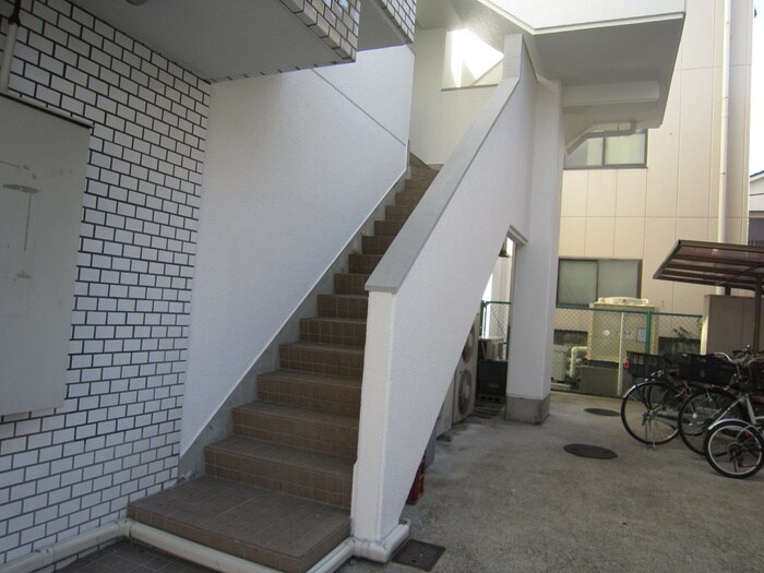 物件外観写真3　(エントランス部分)