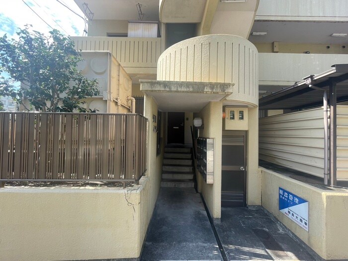 物件外観写真2　(エントランス部分)