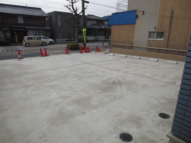 物件外観写真3　(駐車場)