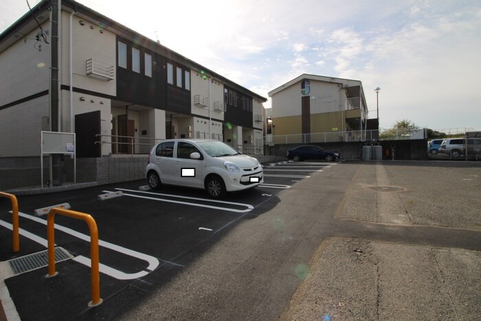 物件外観写真6　(駐車場)