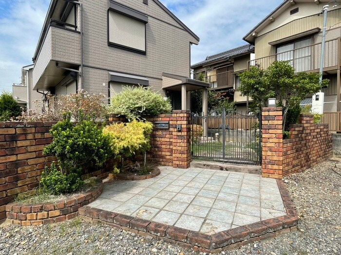 物件外観写真4　(エントランス部分)