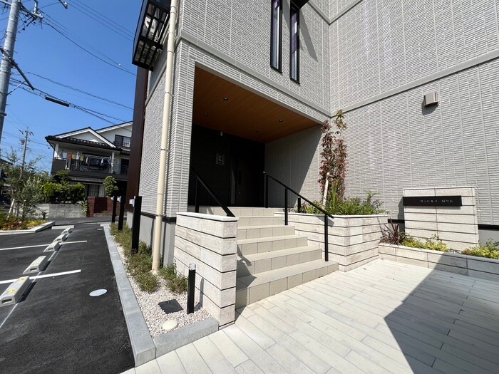 物件外観写真2　(エントランス部分)