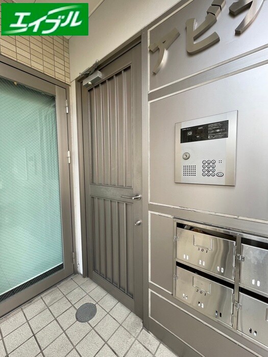 物件外観写真3　(エントランス部分)