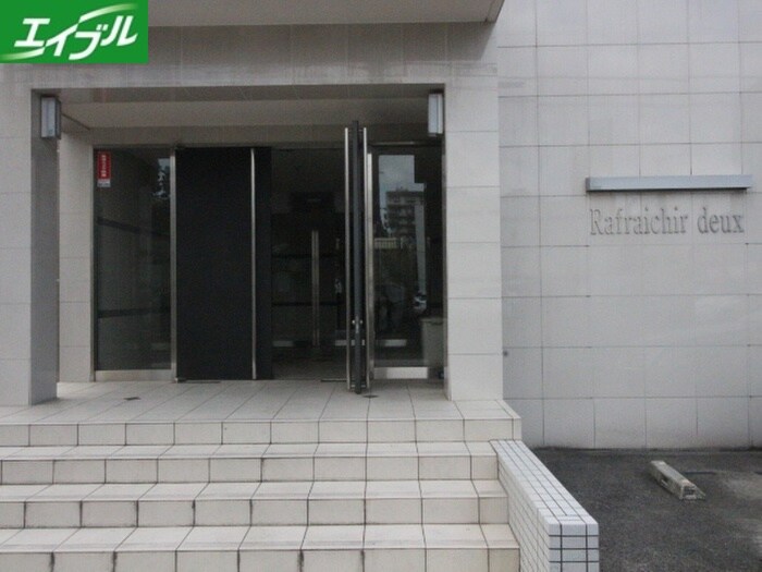 物件外観写真3　(エントランス部分)