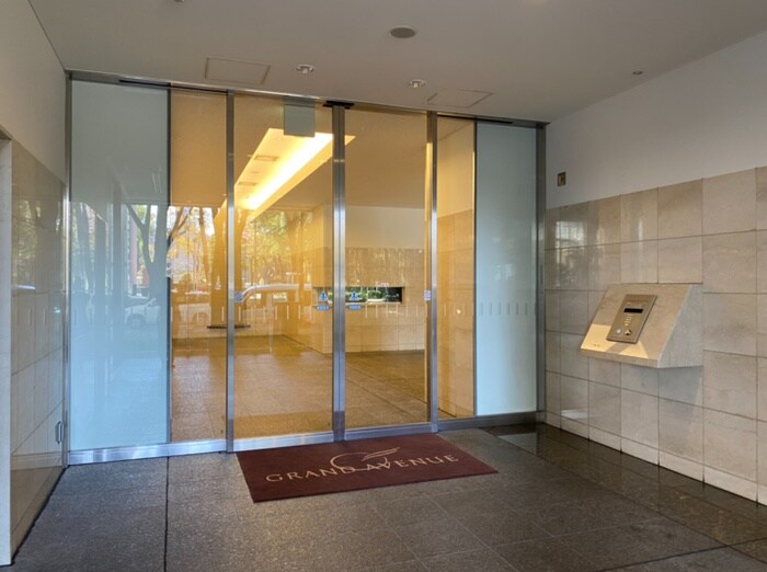 物件外観写真3　(エントランス部分)