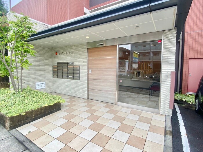 物件外観写真4　(エントランス部分)