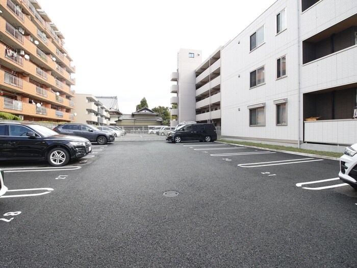 物件外観写真3　(駐車場)
