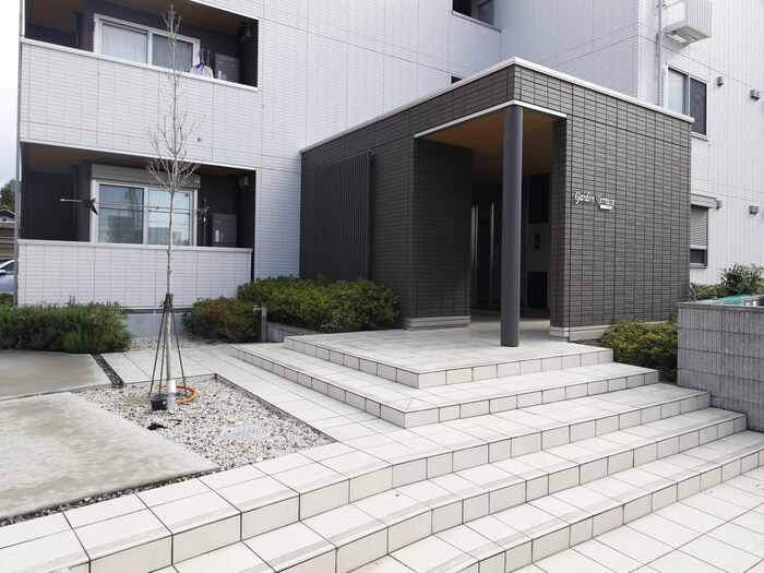 物件外観写真5　(エントランス部分)