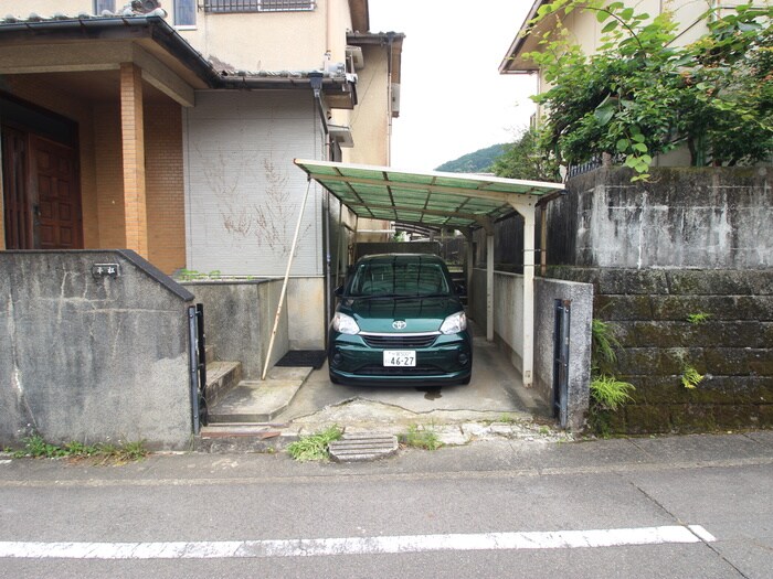 物件外観写真3　(駐車場)