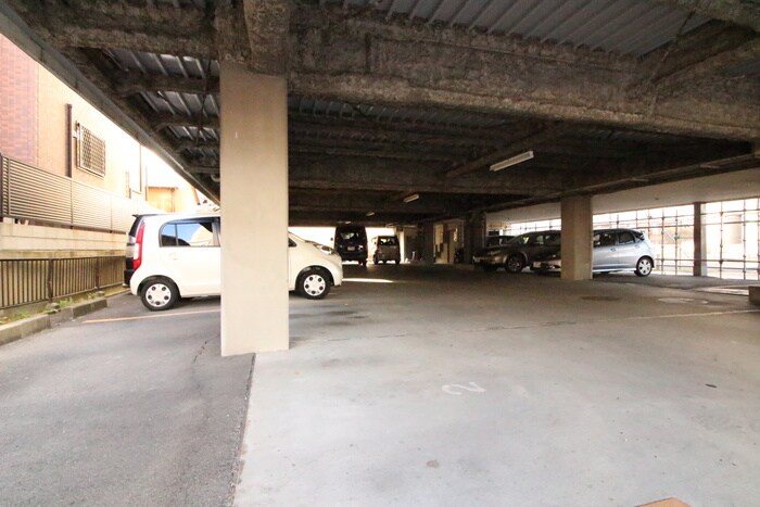 物件外観写真5　(駐車場)