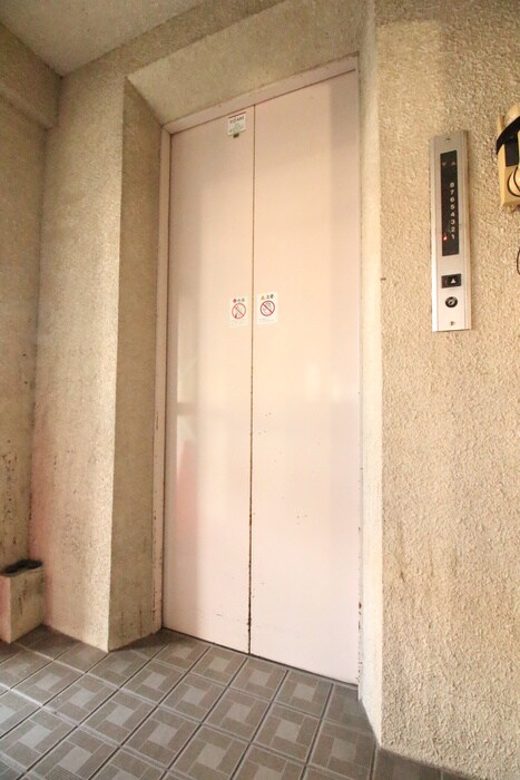 物件外観写真6　(エントランス部分)