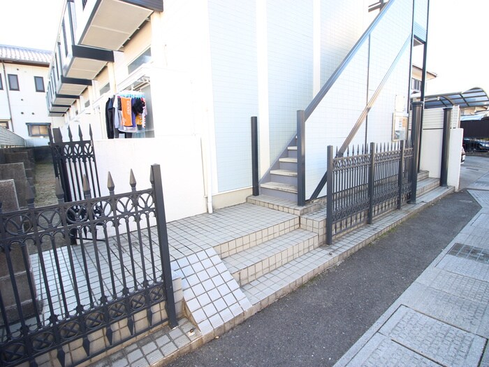 物件外観写真6　(エントランス部分)