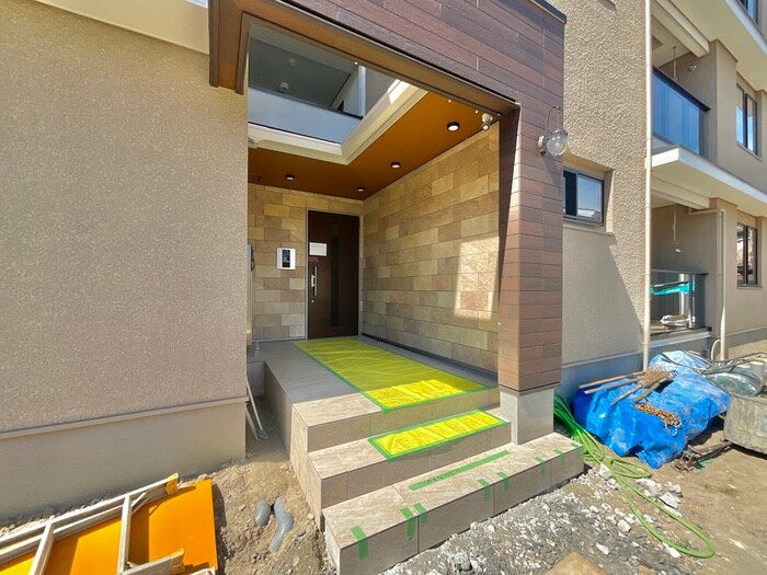 物件外観写真5　(エントランス部分)