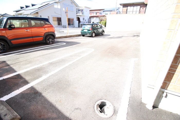 物件外観写真3　(駐車場)