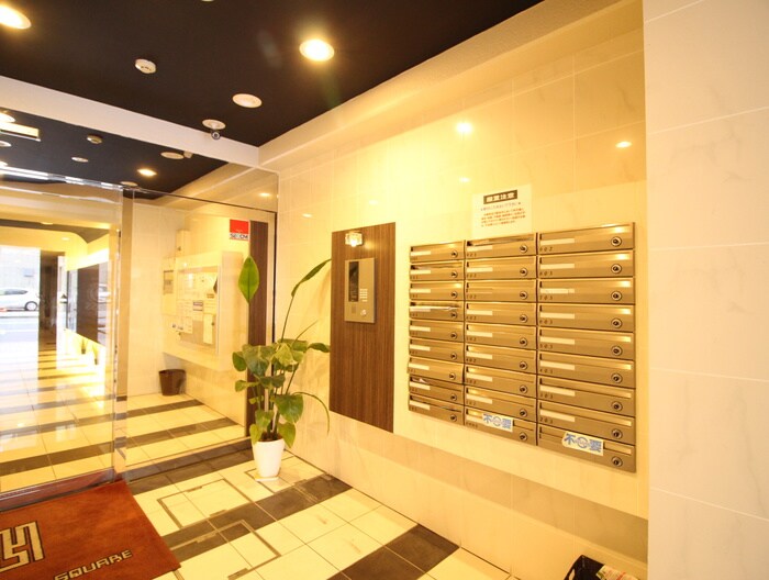 物件外観写真4　(エントランス部分)