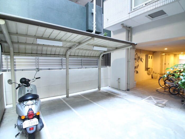 物件外観写真6　(バイク置き場)