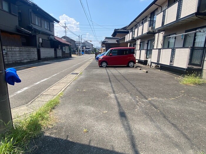 物件外観写真5　(駐車場)