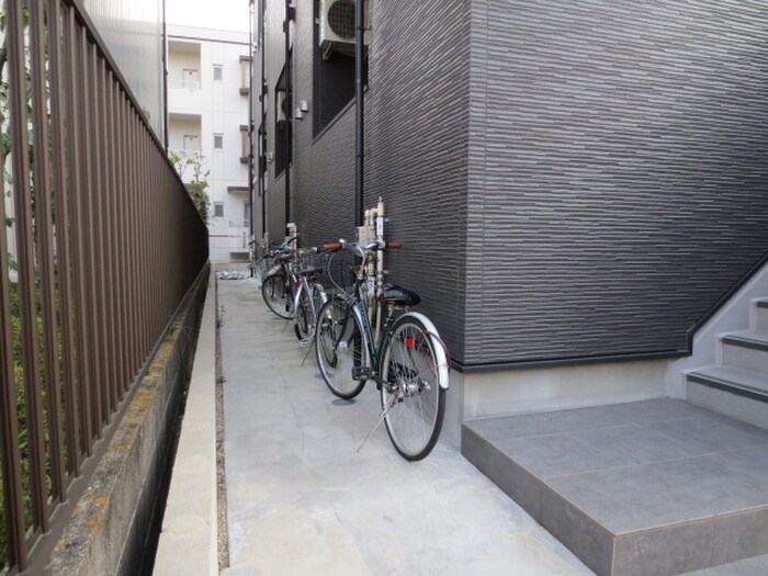 物件外観写真6　(エントランス部分)