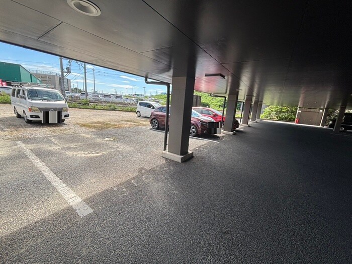 物件外観写真3　(駐車場)