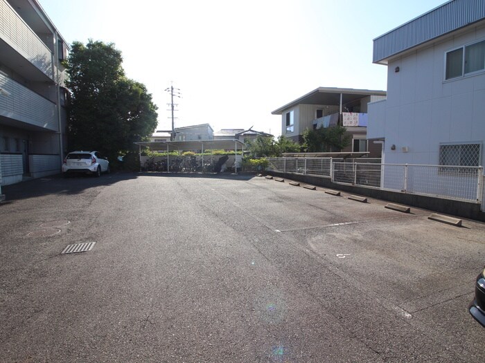 物件外観写真3　(駐車場)