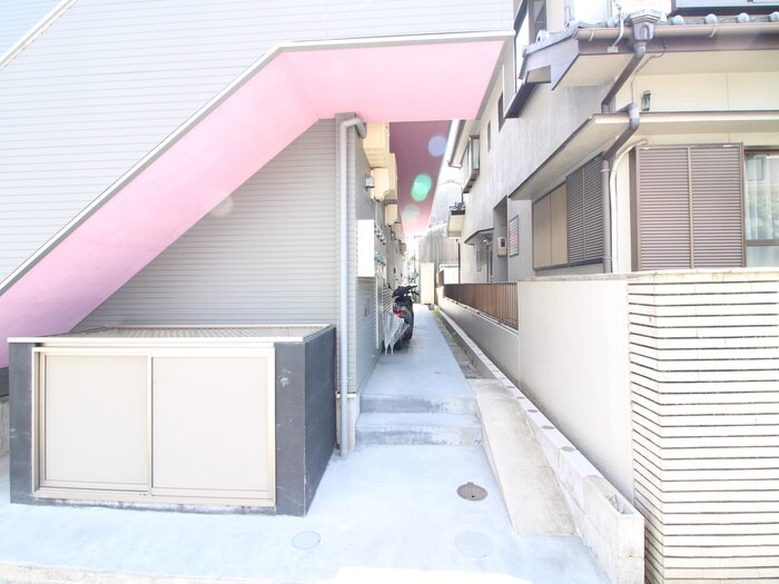 物件外観写真3　(エントランス部分)